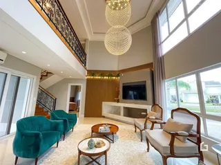 Sala de estar de um imóvel em Lajeado, Brasil, com grandes janelas e decoração elegante.