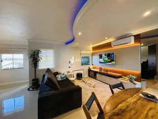 Sala de estar moderna com sofá e janela em Lajeado.
