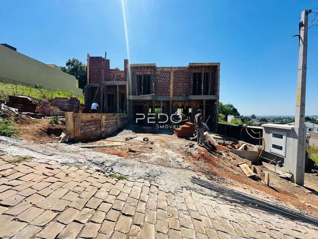 Vista externa de uma construção em Lajeado, Brasil, mostrando a estrutura em fase de obra.