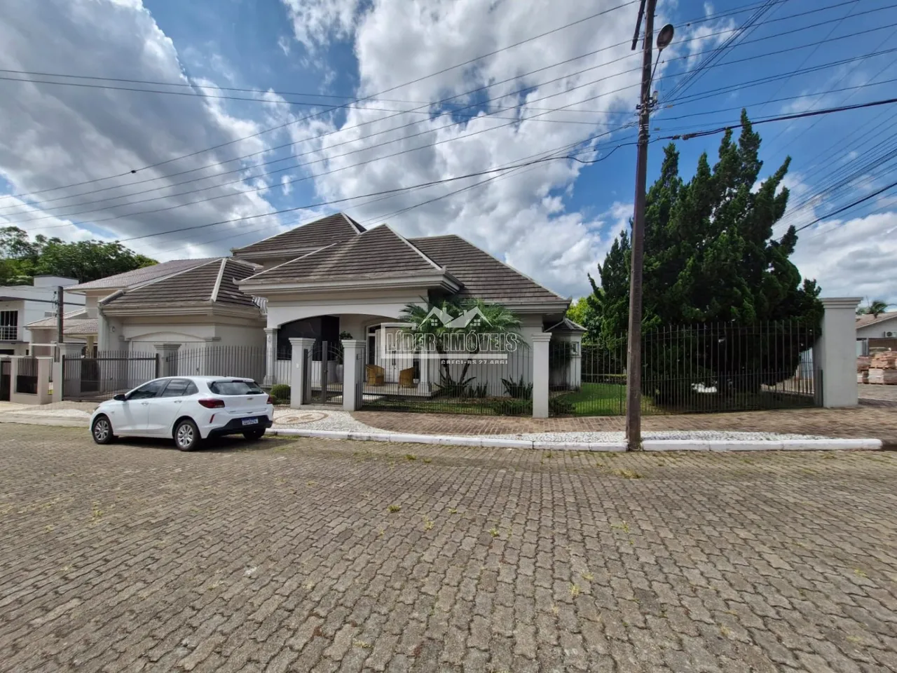 Casa com 4 dormitórios, foto 1