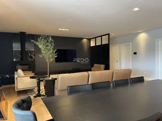 Sala de estar moderna com sofá e lareira em ambiente interno.