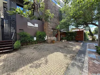 Fachada de uma residência em Lajeado, Brasil, com jardim frontal.