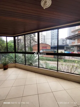 Vista interna de um ambiente com piso de cerâmica e teto de madeira.