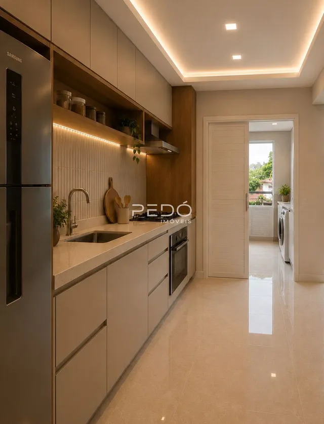 Cozinha moderna com armários claros e bancadas brancas.