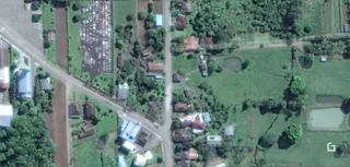 Vista aérea de uma propriedade rural em Lajeado, Brasil, cercada por vegetação.