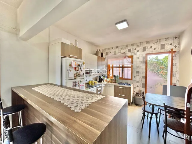 Foto de uma cozinha e área de jantar em um imóvel.