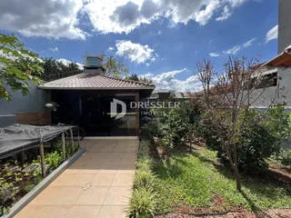 Vista externa de uma residência em Lajeado, Brasil, mostrando a fachada e o jardim.