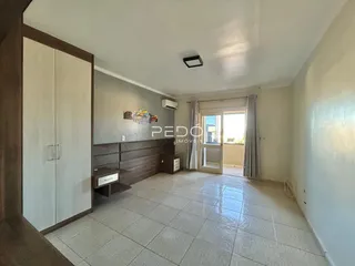 Sala de estar com piso de cerâmica e armário embutido em um imóvel no Brasil.