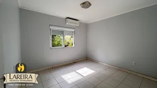 Ambiente interno com paredes cinzas e piso de cerâmica.