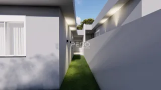 Vista da fachada de uma residência com jardim interno.