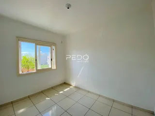 Sala de estar com piso de cerâmica e janela iluminada.