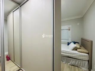 Quarto com cama e janela em um imóvel no Brasil.