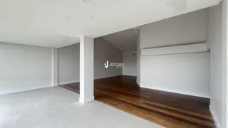 Interior de um ambiente com piso de madeira e cerâmica em Lajeado.
