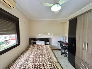 Quarto com cama e armário em ambiente interno.