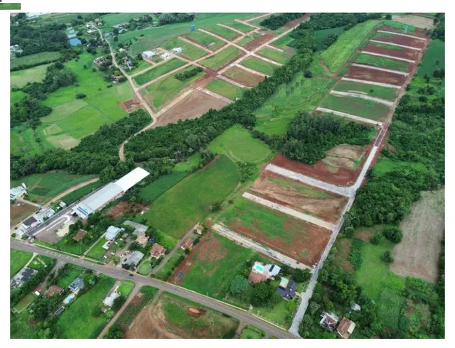 Vista aérea de uma propriedade rural com campos verdes e áreas cultivadas em Lajeado.