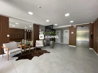 Sala de estar com piso de porcelanato e painéis de madeira na residência.