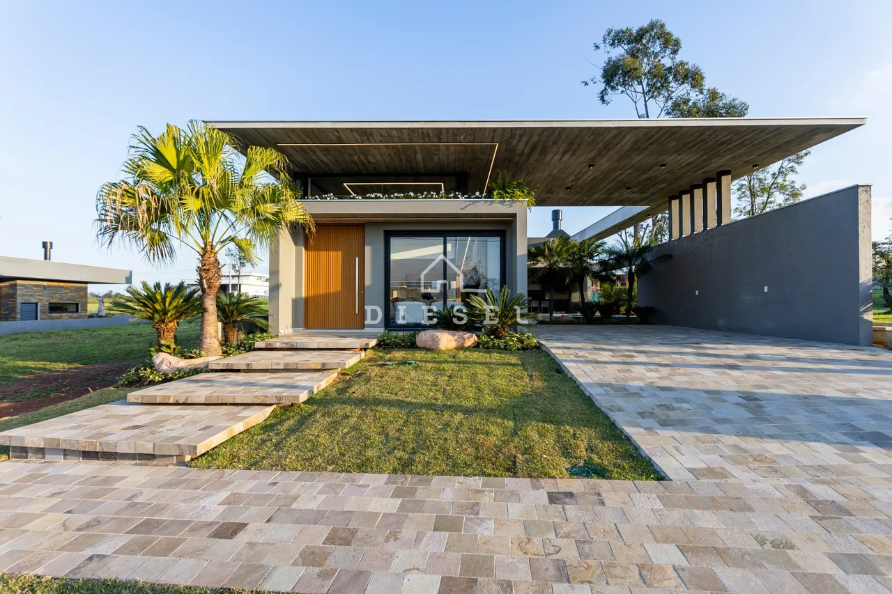 Casa com 4 dormitórios, foto 1