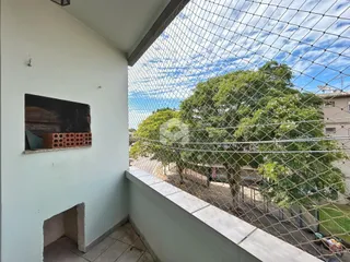 Vista da fachada de uma área externa com grade de segurança.