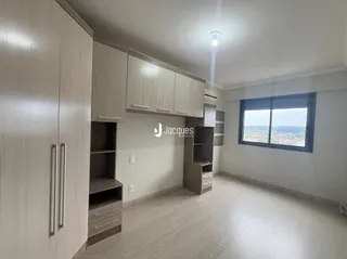Interior de um ambiente com armários e vista para o exterior.