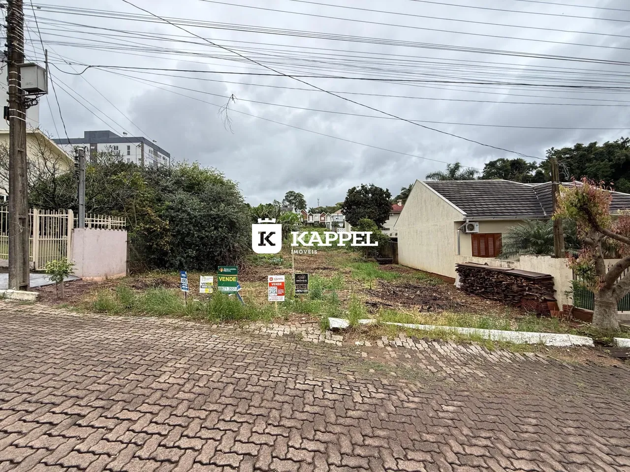 Fachada de uma residência em Lajeado, Brasil, vista da rua.