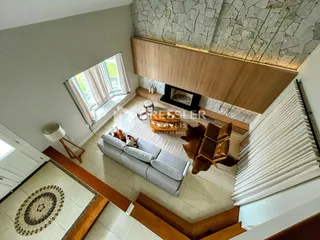 Sala de estar com lareira e janela em um imóvel no Brasil.