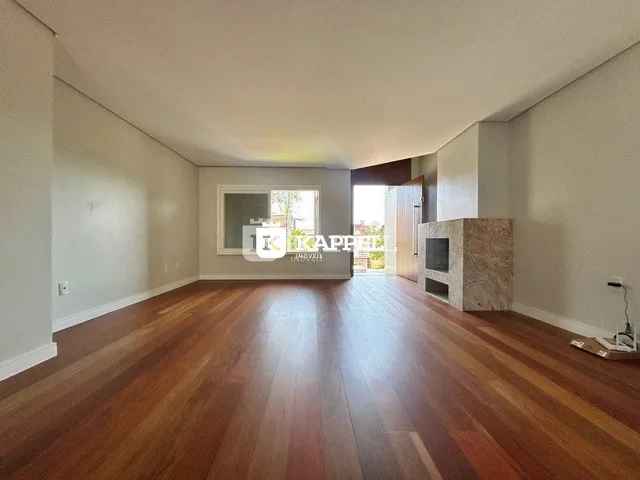 Foto de uma sala com piso de madeira polida.