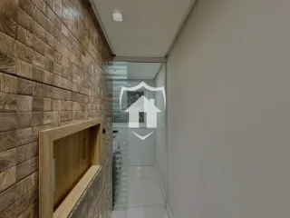 Vista de um corredor interno com parede de revestimento de pedra.