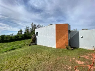 Fachada de uma residência em Lajeado, Brasil, com jardim gramado.