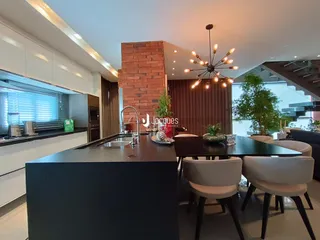 Ambiente de sala de jantar e cozinha com ilha central em Lajeado.