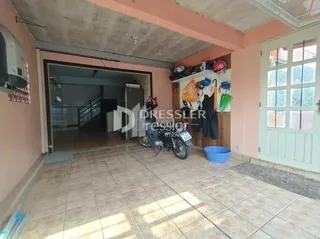 Hall de entrada com piso de cerâmica e teto de concreto na propriedade.