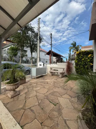 Uma foto de uma área externa pavimentada com lajes de pedra em Lajeado, Brasil.