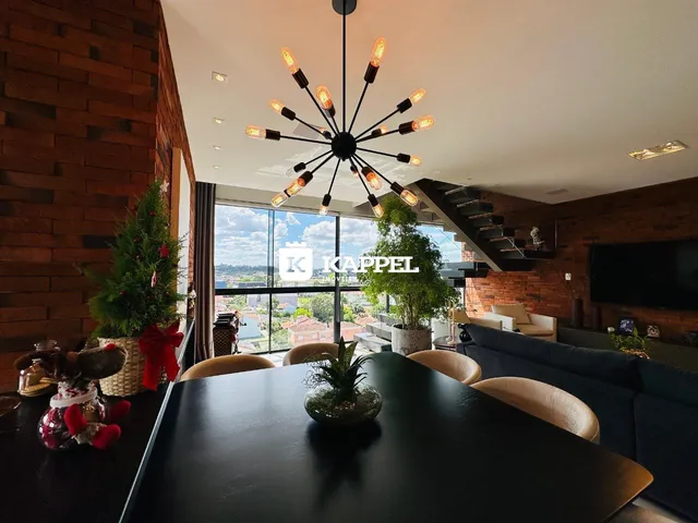 Sala de estar com grande janela que oferece uma vista panorâmica da paisagem urbana.