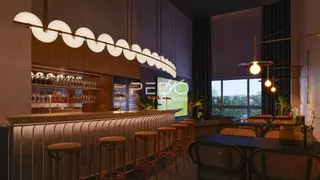 Ambiente interno com balcão de madeira e assentos.