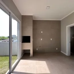 Sala de estar com grande janela de vidro.