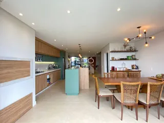 Ambiente de sala de jantar e cozinha em um imóvel residencial.