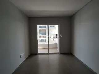 Interior de um ambiente com paredes cinzas e piso claro.