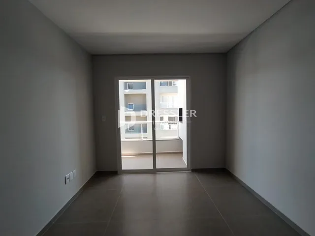 Interior de um ambiente com paredes cinzas e piso claro.