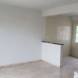Parede branca e piso de cerâmica visíveis no interior da propriedade.