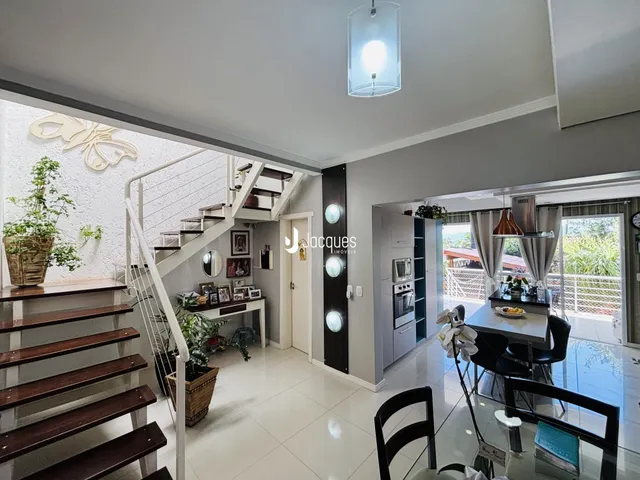 Vista de um hall com escadaria em um imóvel em Lajeado, Brasil.