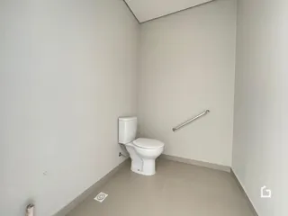 A foto mostra um banheiro interno com piso de cerâmica e paredes brancas.