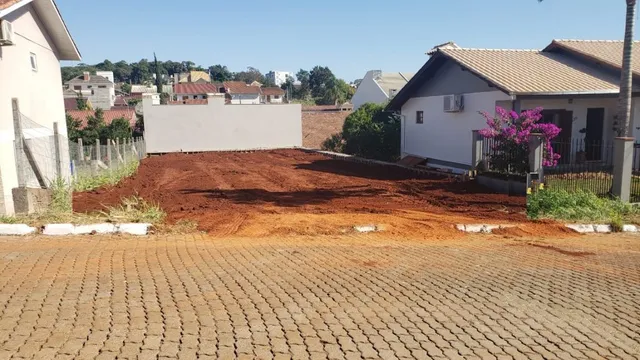 Foto de um terreno vazio com terra vermelha em Lajeado.