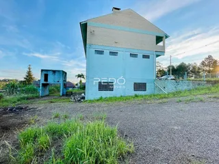 Fachada de uma casa em Lajeado, Brasil, com vegetação ao redor.