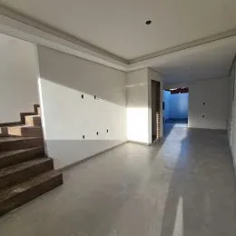 Hall de entrada com escadas em um imóvel.