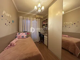 Quarto com cama e cortinas brancas em um imóvel no Brasil.