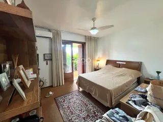 Quarto com cama e armário de madeira em um imóvel no Brasil.