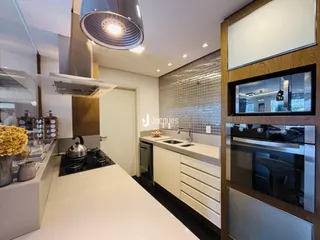 Foto de uma cozinha moderna com armários brancos e bancada clara.