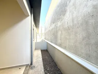 Vista lateral de um corredor interno de um imóvel em Lajeado.
