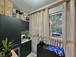 Interior de um ambiente com armários escuros e vista para o exterior.