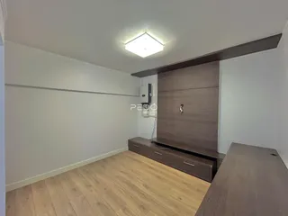 Ambiente interno com piso de madeira clara e parede de destaque.
