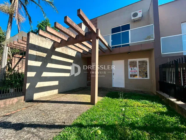 Fachada de uma residência em Lajeado, Brasil, com cerca e jardim na frente.